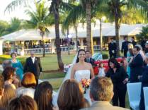 A Veridiana, belíssima noiva, entrando no casamento (Goiânia - GO)